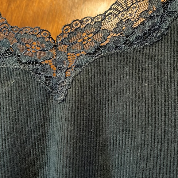 Hunter green top with lace trim - Picture 4 of 7